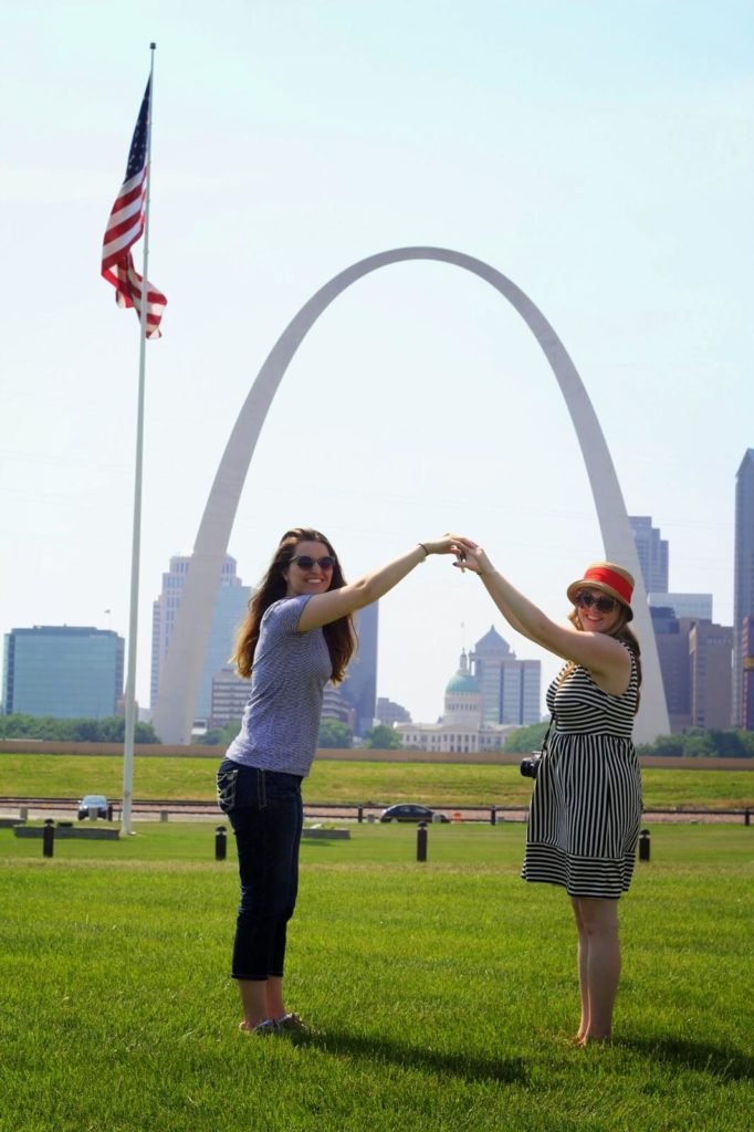 holding hands under the arch
