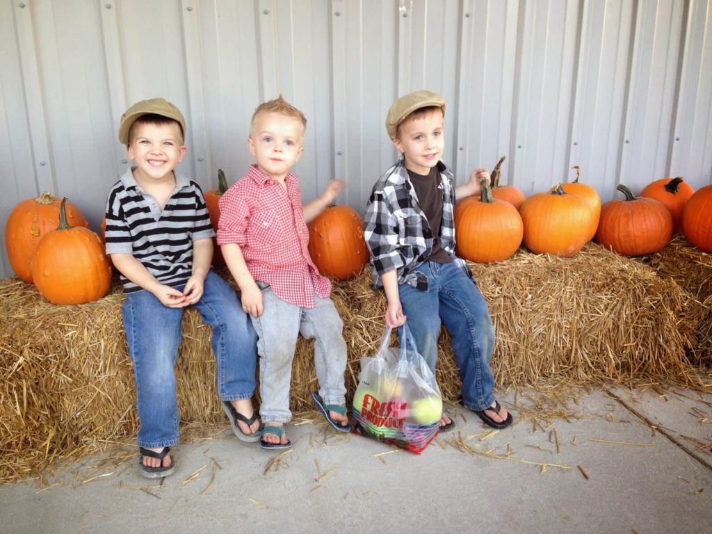 little kids at pumpkin patch