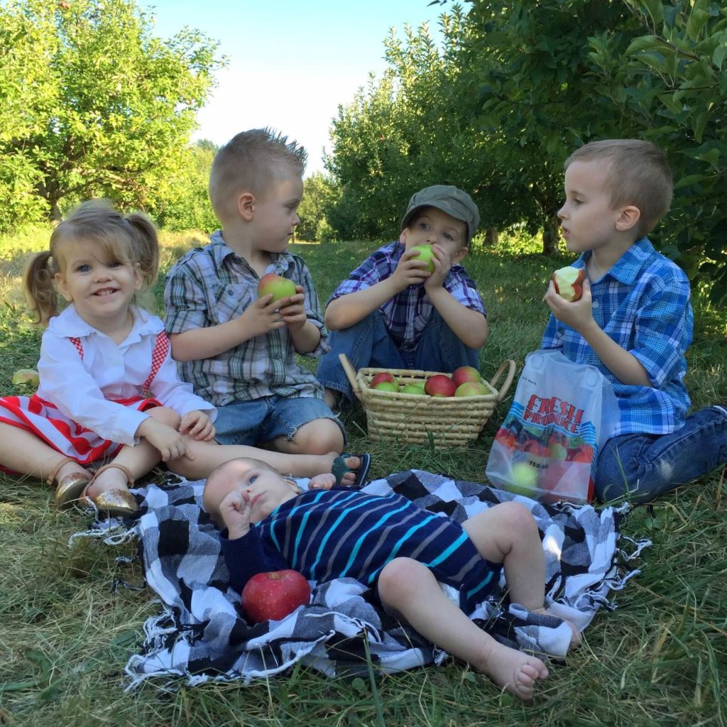 kids apple picking